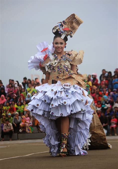 Baju fashion show dari kresek  Menampilkan batik Sawunggaling dan tapis Lampung, ia tak sekadar dipuji, tapi juga kebanjiran pesanan